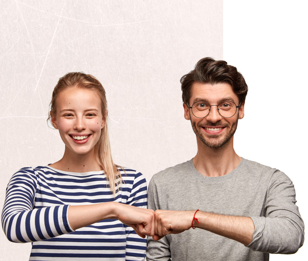 Eine Kassiererin und ein Kassierer