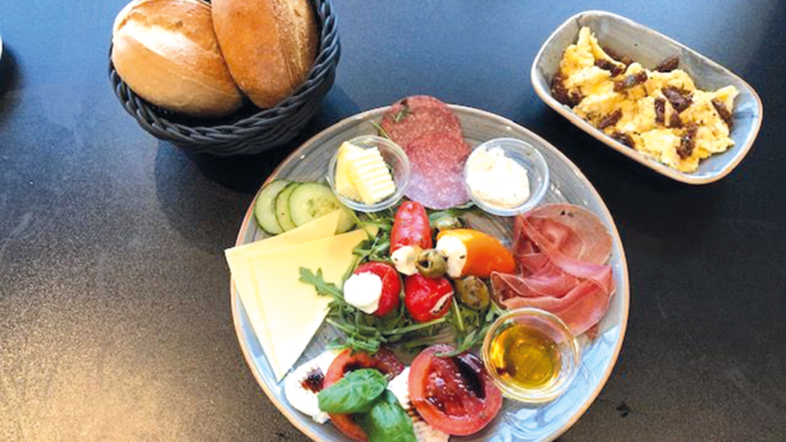 Brötchen, Rührei, Wurst und Käse