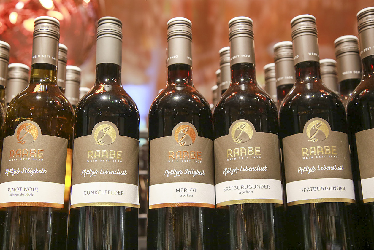 Mehrere Flaschen Wein