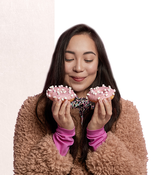 Eine Frau mit zwei Donuts
